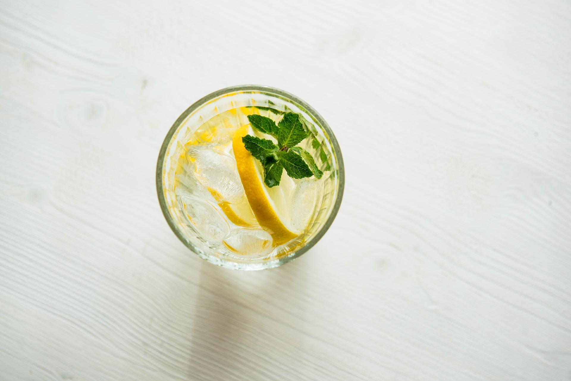 Woda z cytryną – jakie korzyści dla zdrowia przynosi jej regularne picie?