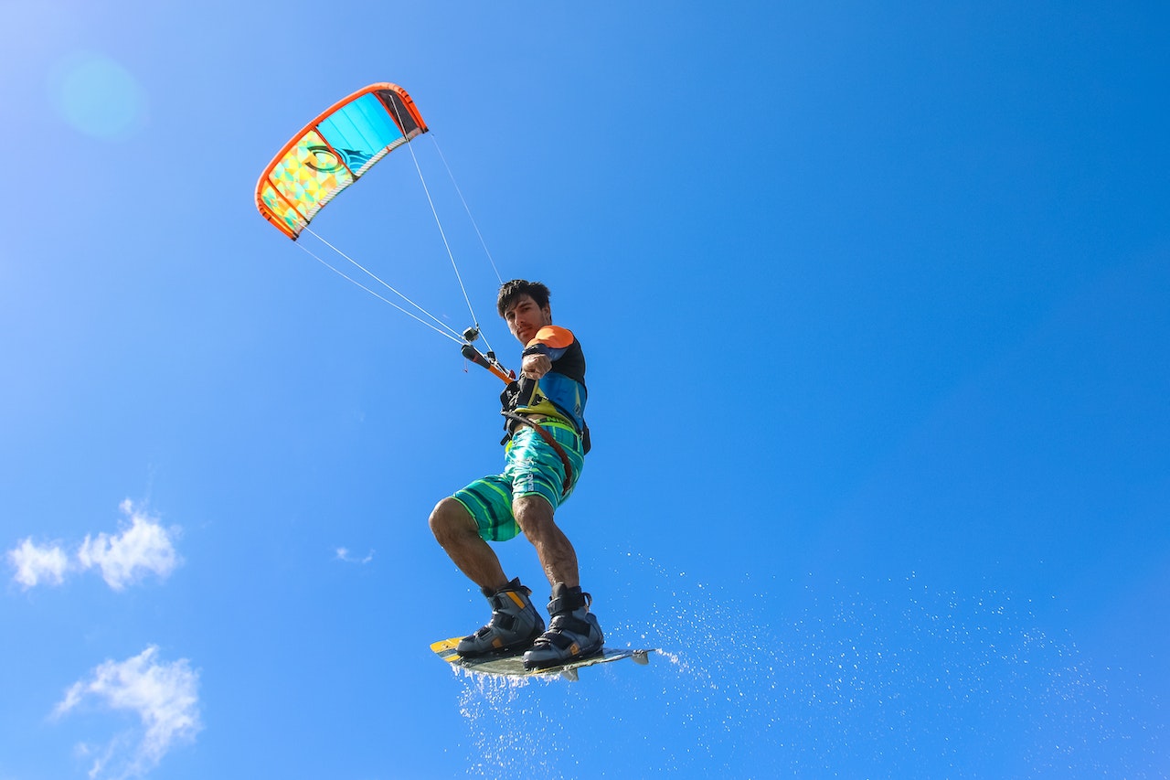 Pierwsze kroki w kitesurfingu: jak się przygotować i co warto wiedzieć przed rozpoczęciem nauki