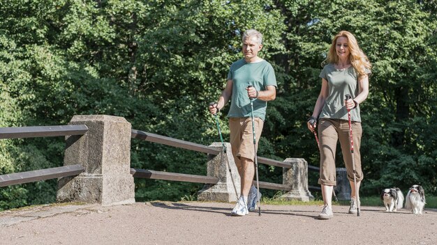 Zalety uprawiania nordic walking dla zdrowia i kondycji