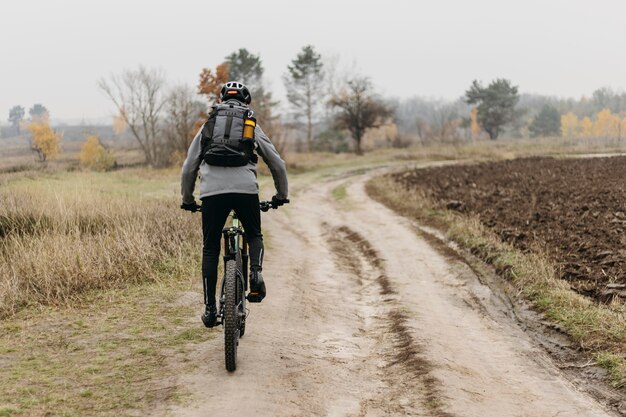 Jak wybrać idealny rower trekkingowy na długie wyprawy?