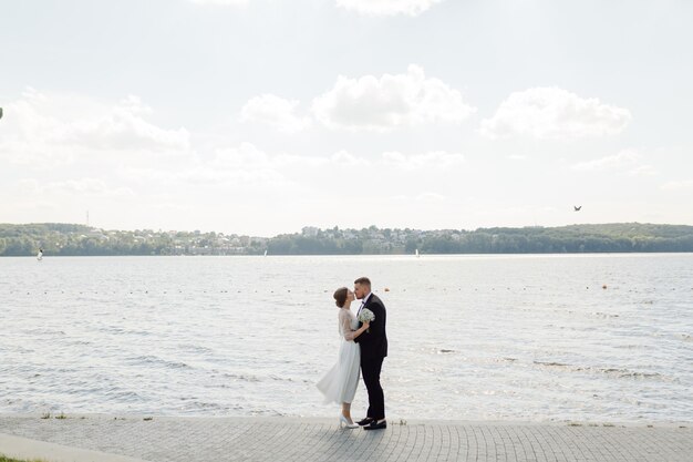 Jak zorganizować niezapomniane wesele na wodzie?